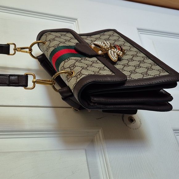 Fun Vintage Bee Bag with Iconic Stripe - Picture 2 of 4